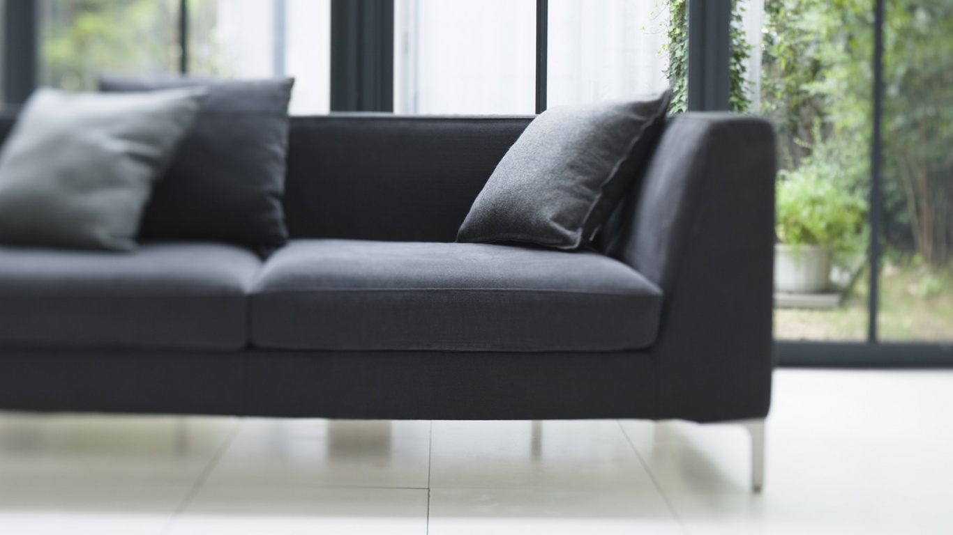 Диван в комнате обои