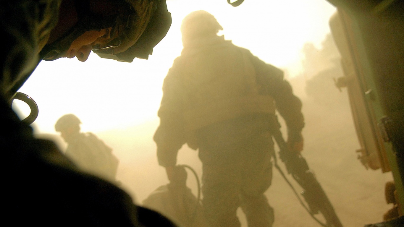 Солдаты выходят из броневика обои