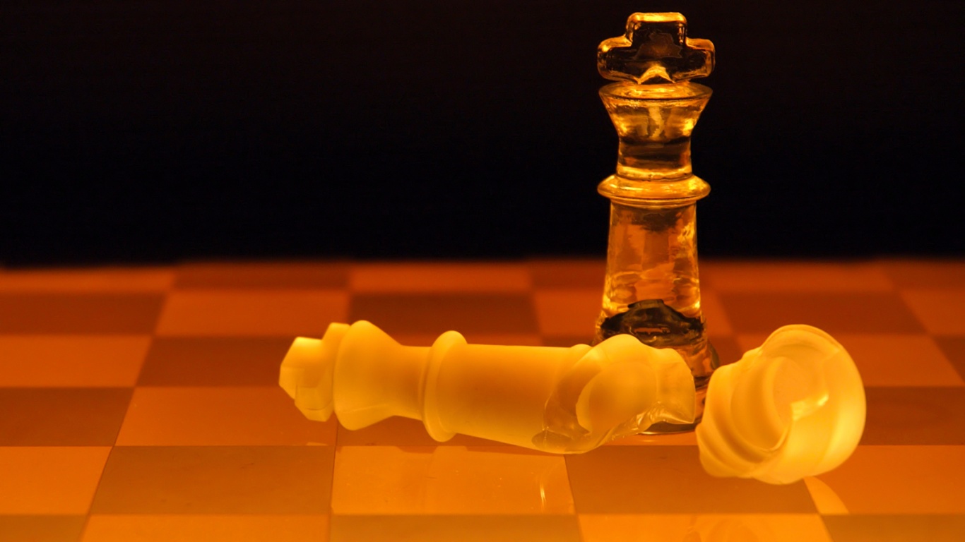 Две шахматных фигуры обои