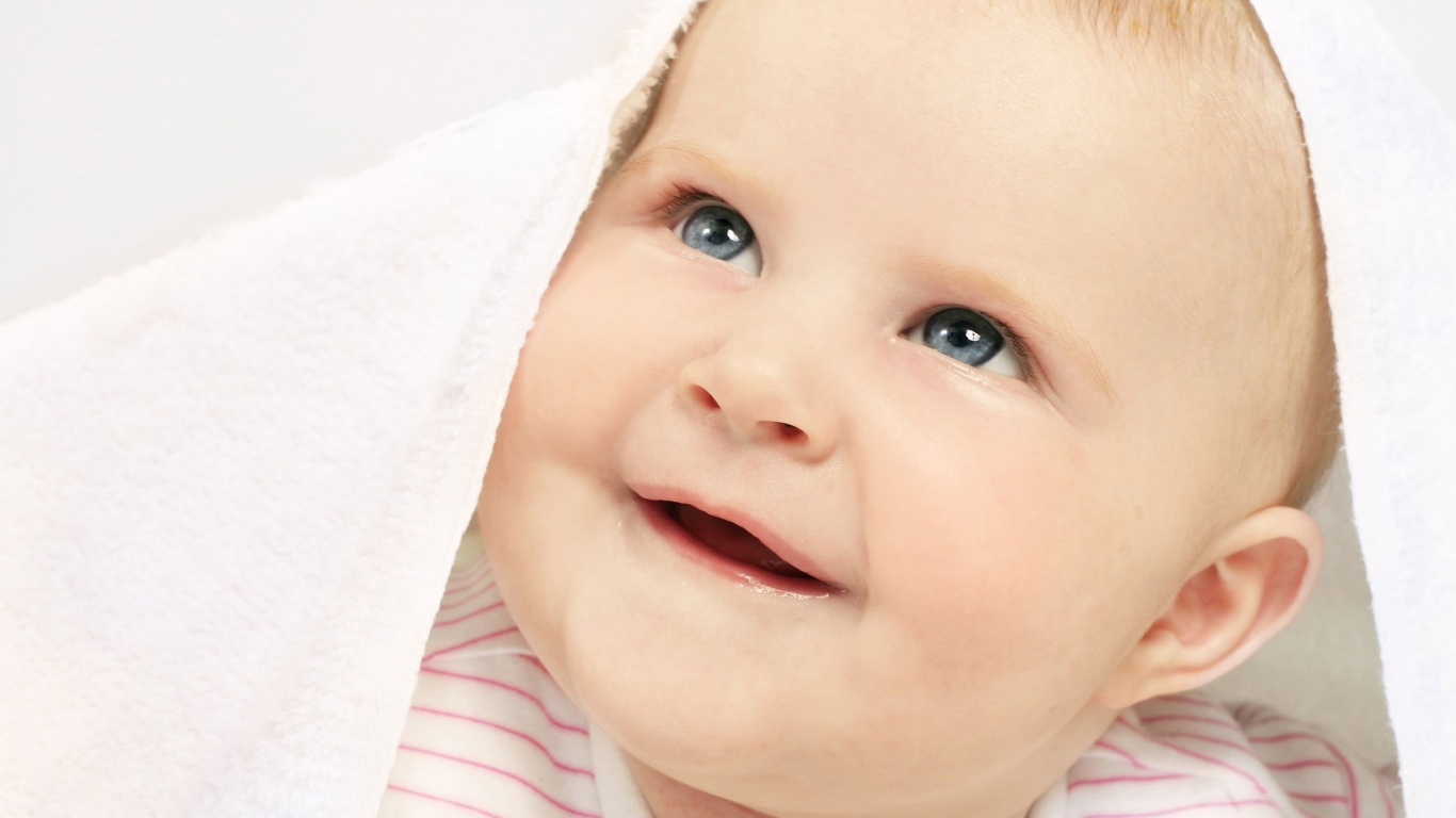 Малыш под полотенцем обои