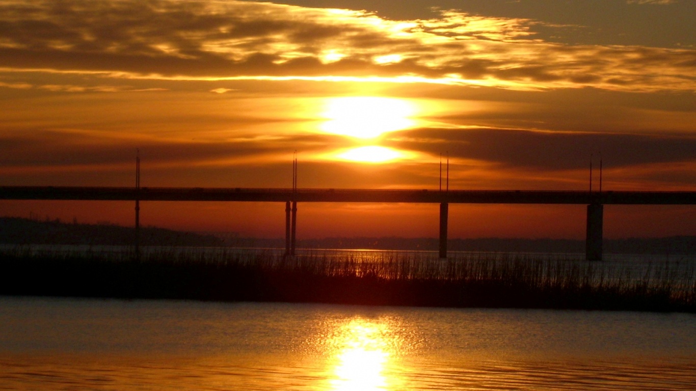 Мост на фоне заката обои