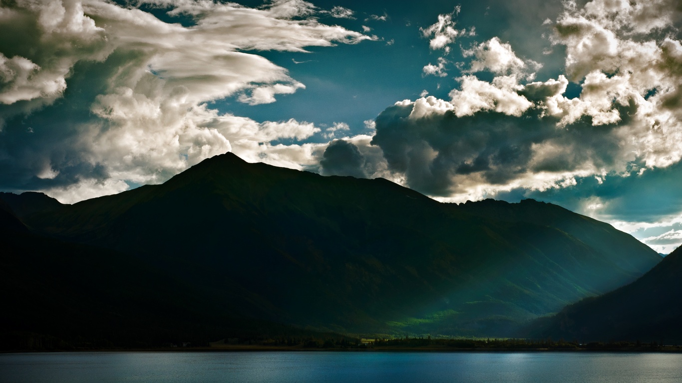 Свет на склонах гор обои
