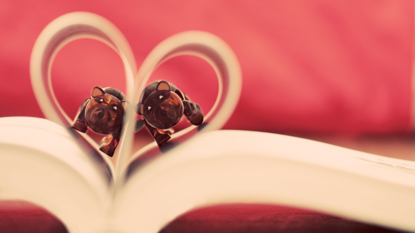 Фигурки мишек в книге обои