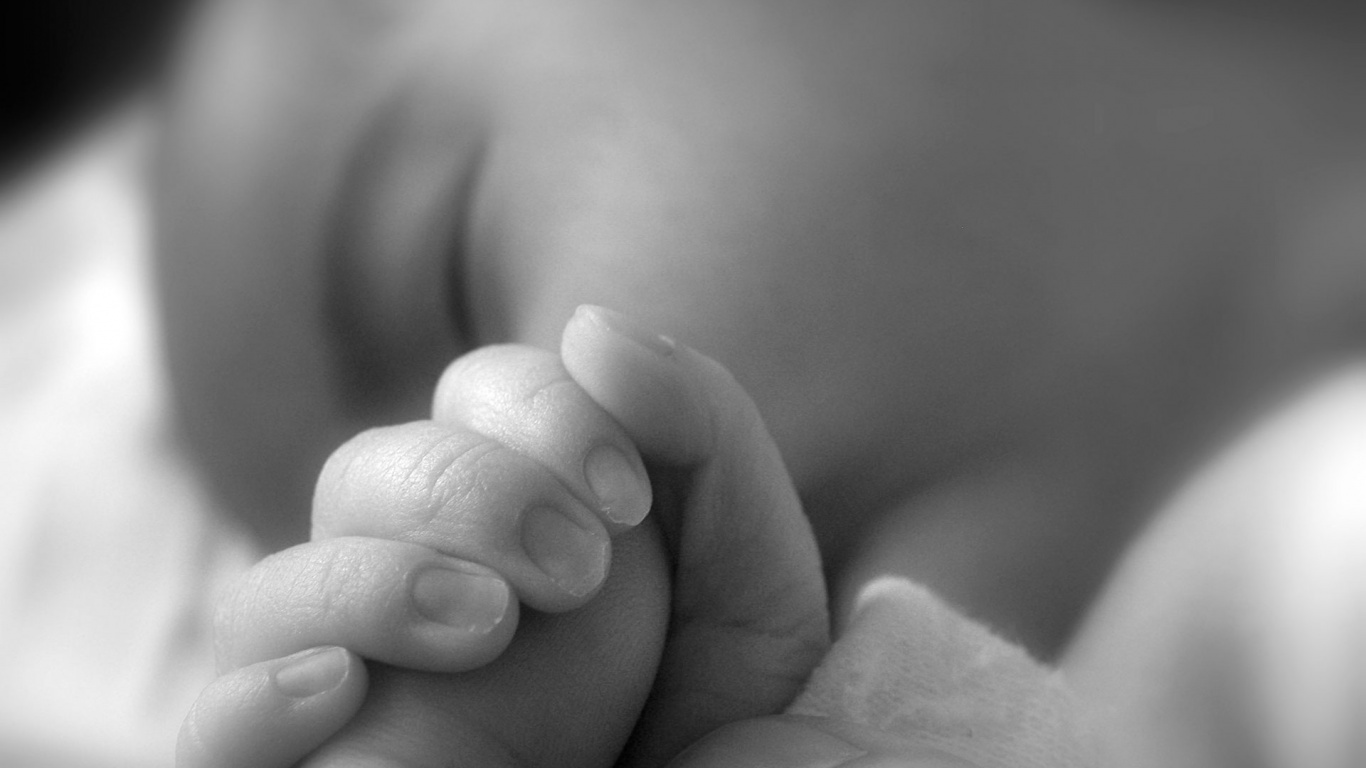 Младенец держит палец обои