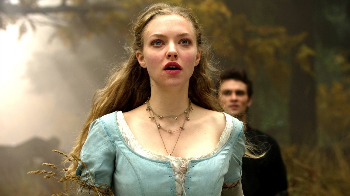 Аманда Сейфрид в Красной Шапочке обои