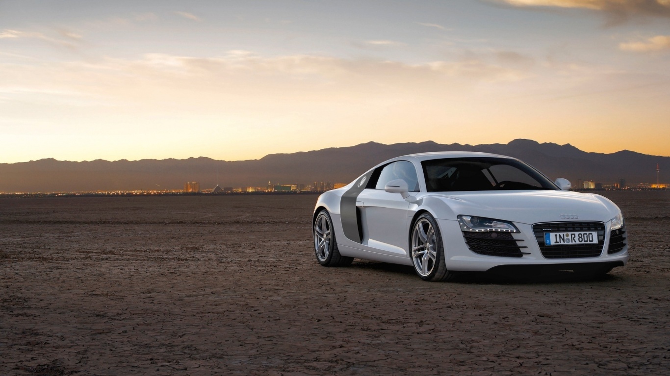 Белоснежная Ауди Р8 в пустыне обои