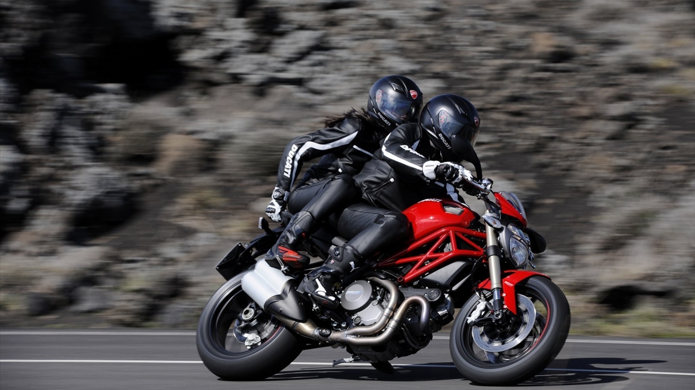 Байкер с девушкой на мотоцикле обои