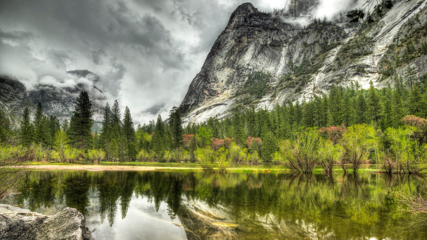 Красивый вид на маленькое горное озеро обои