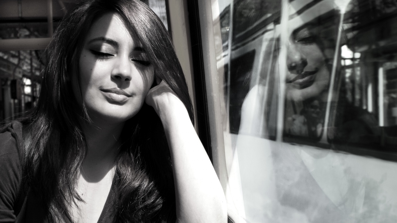 Девушка с закрытыми глазами в электричке обои