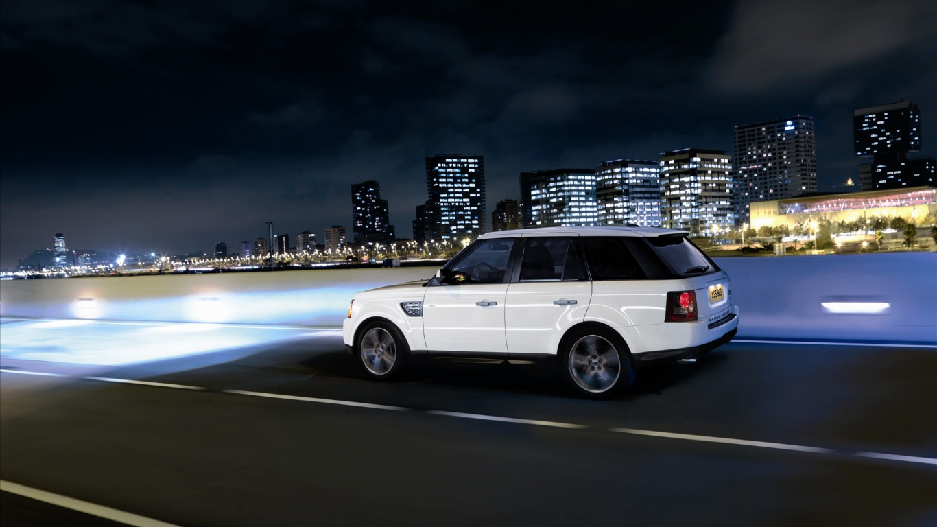 Рендж ровер на трассе обои