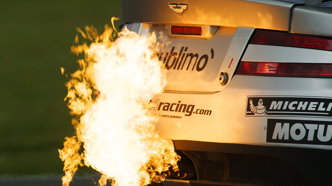 Огонь из выхлопной трубы гоночного Aston Martin обои