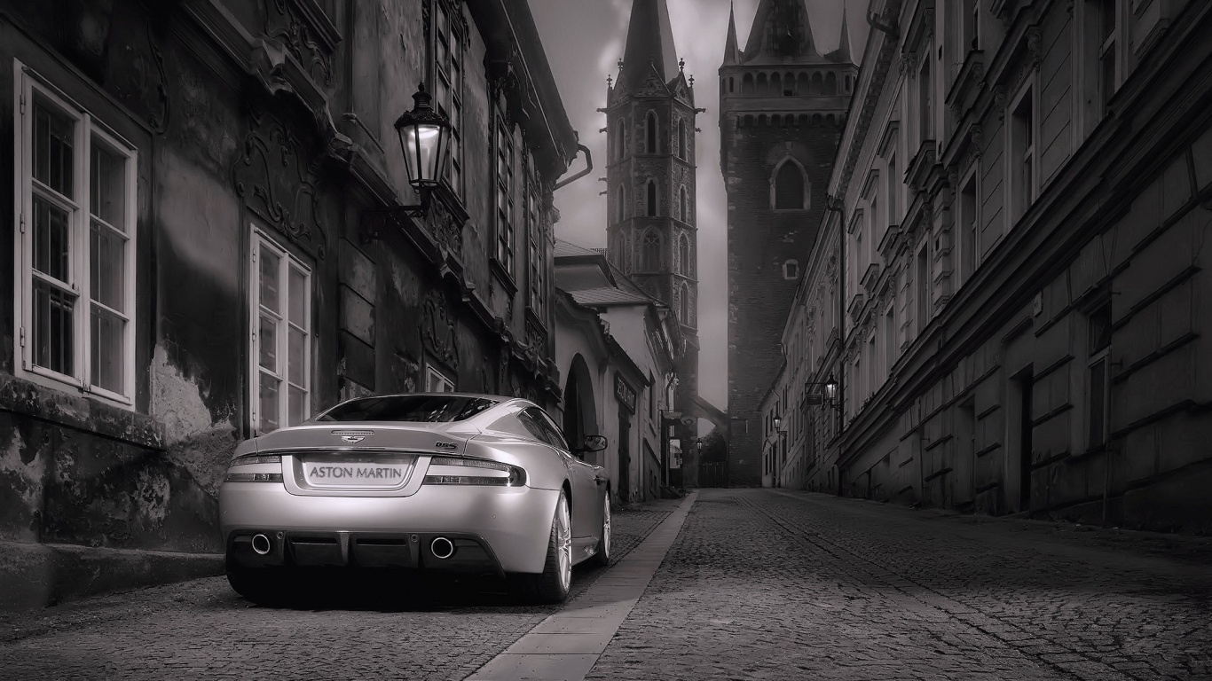 Aston Martin в старинном городе обои