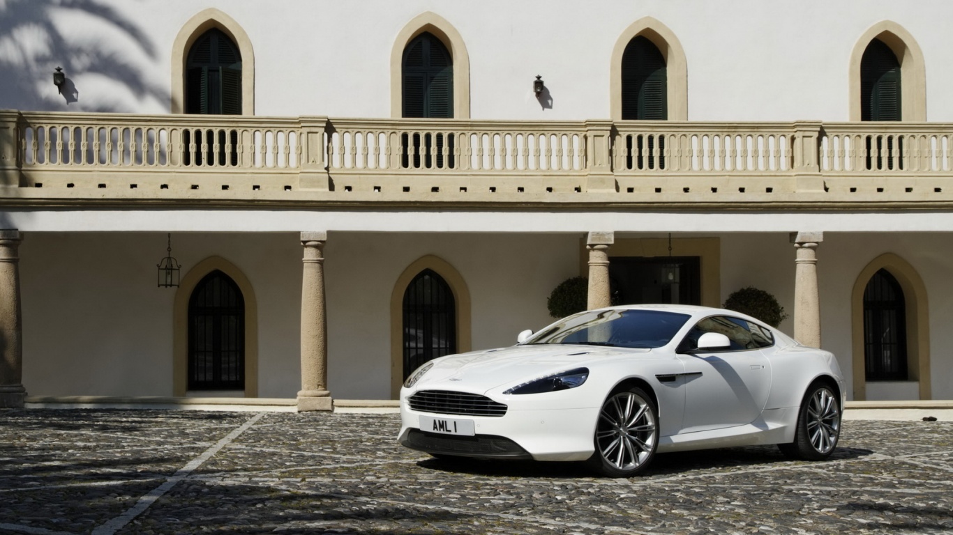 Астон Мартин в дворике дома обои