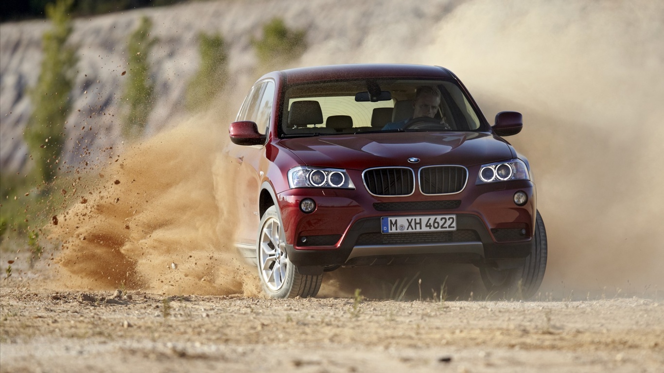 Кроссовер BMW в заносе обои