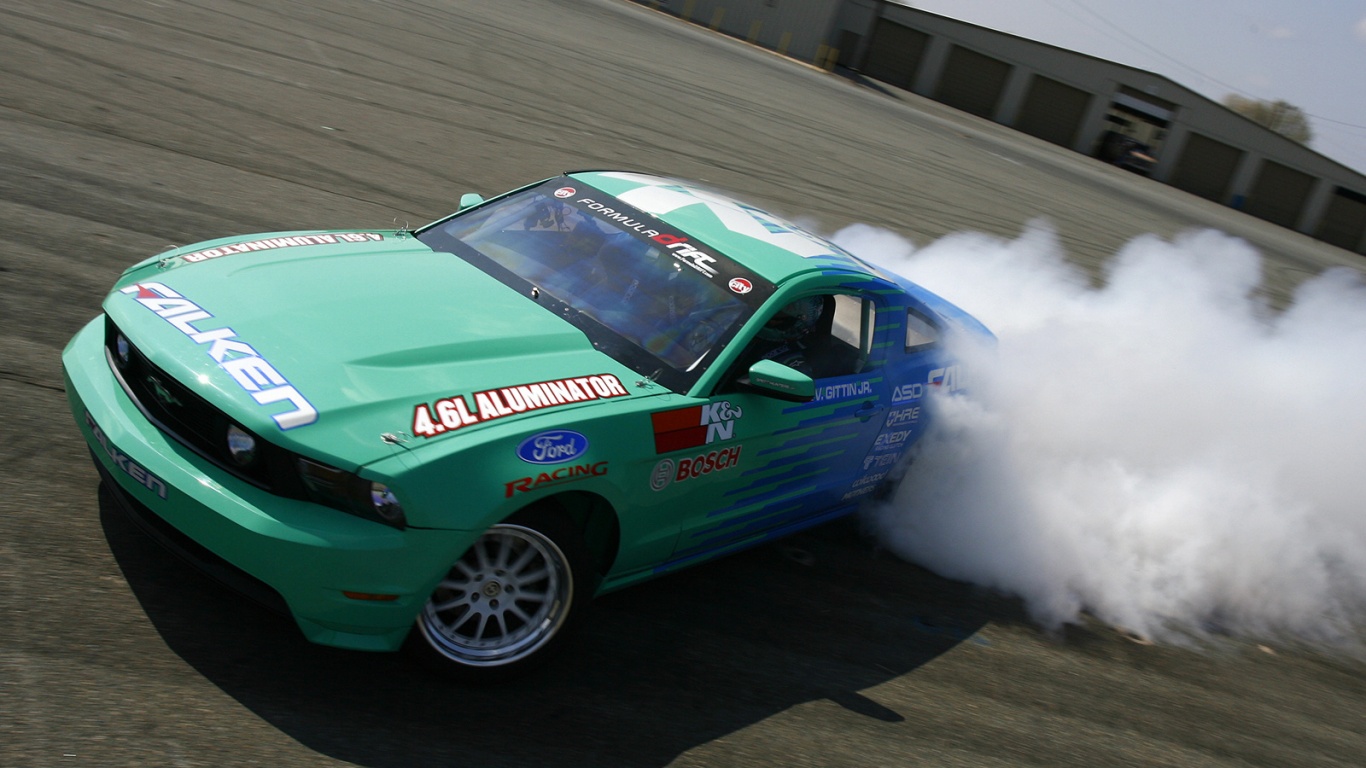Мустанг дрифтует обои