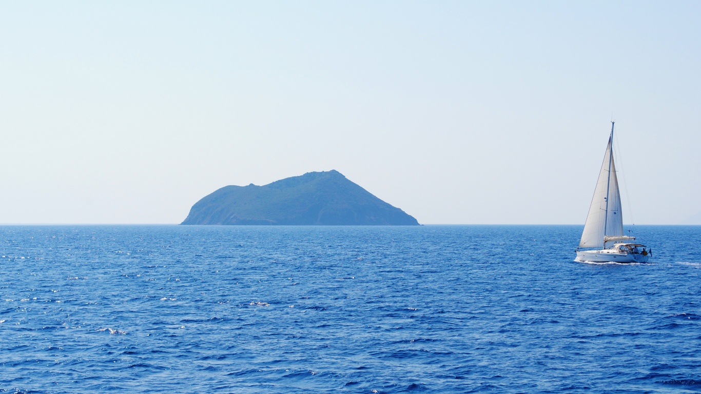 Яхта в море обои