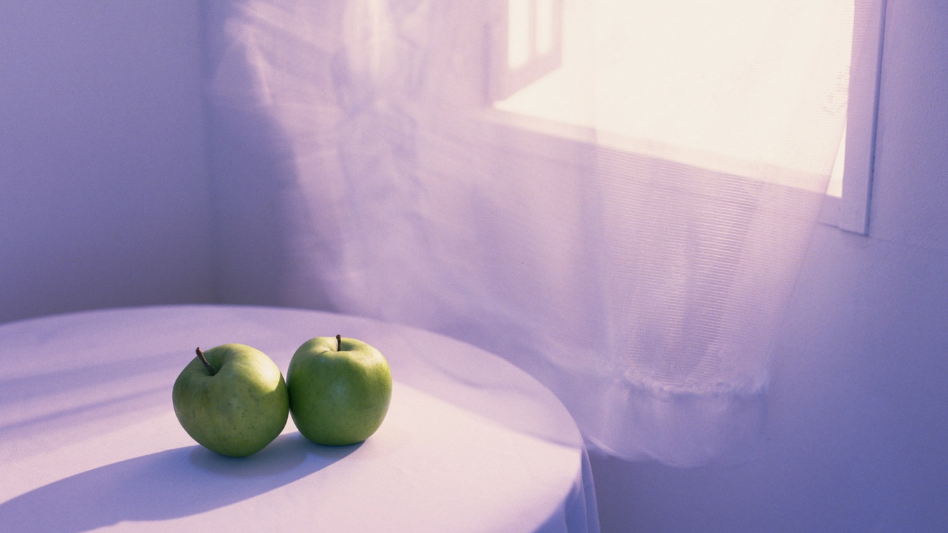 Яблоки на столе перед окном обои