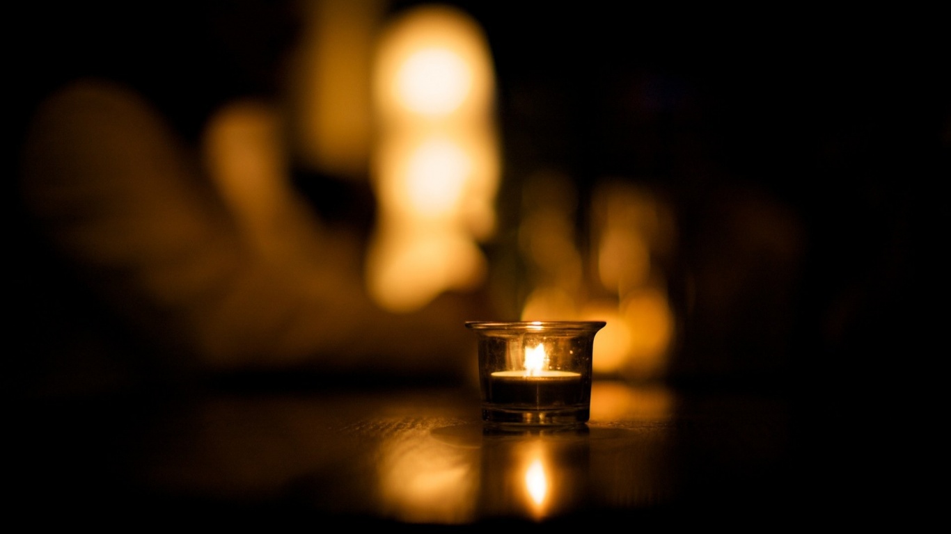 Свеча во тьме обои