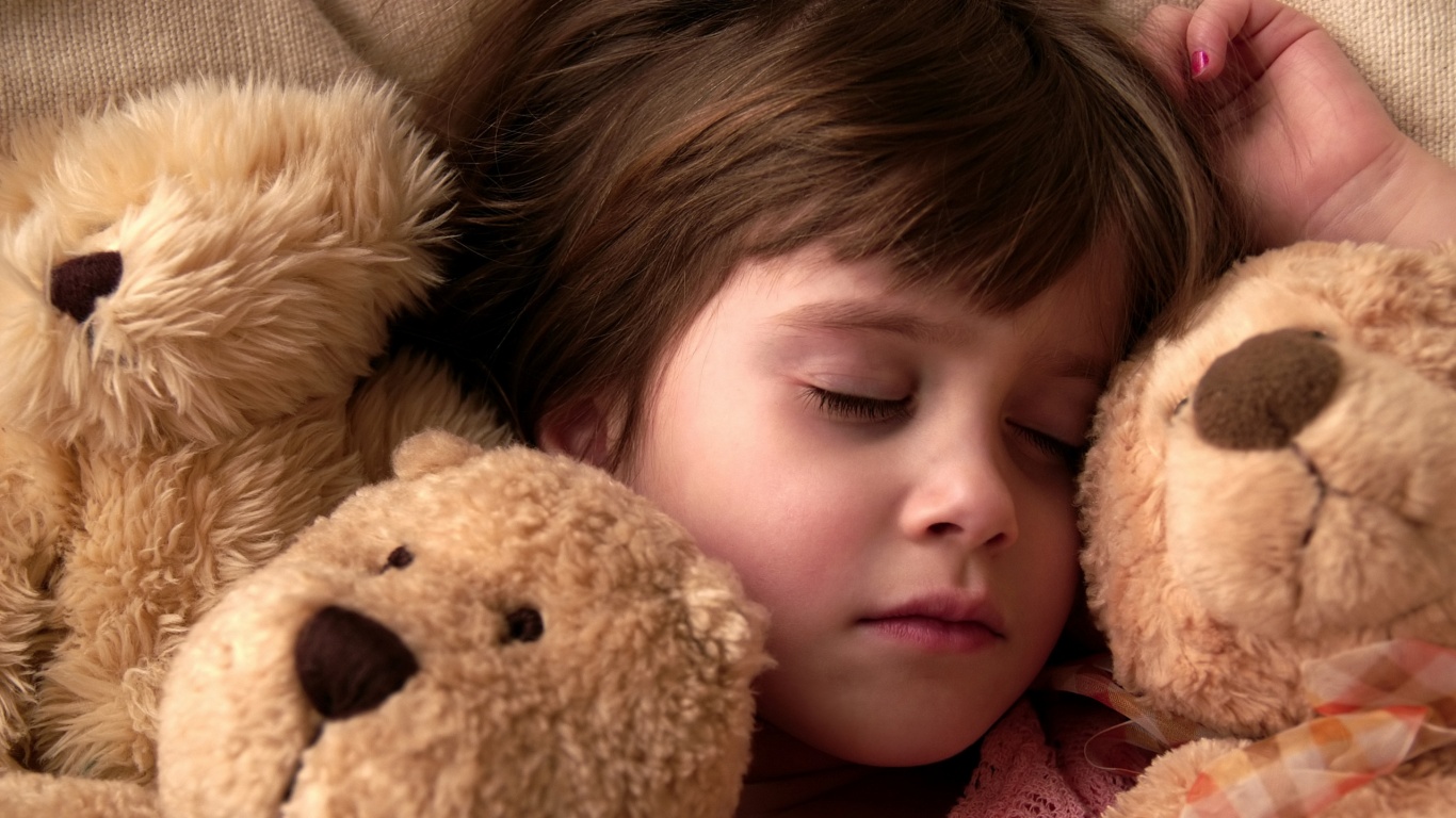 Девочка спит с мишками в обнимку обои