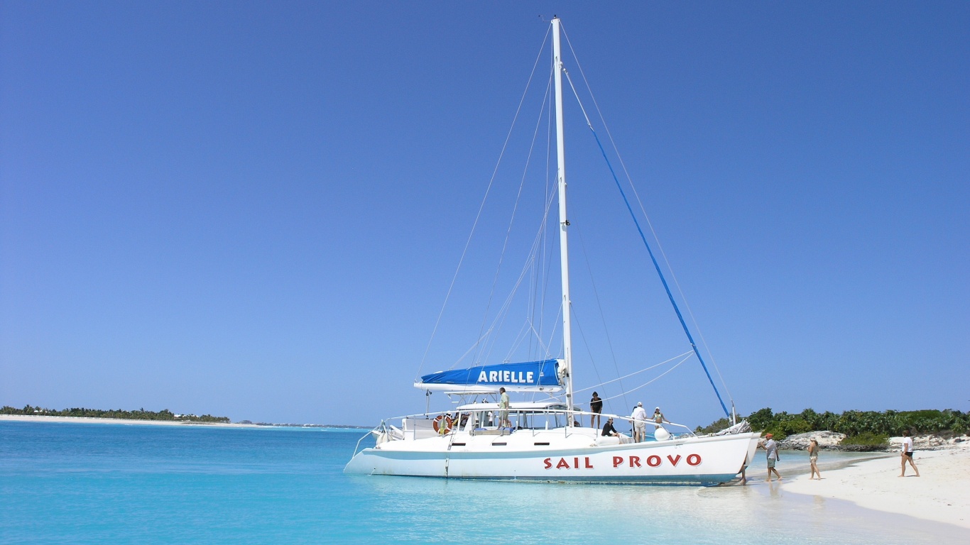 Яхта в голубой лагуне обои