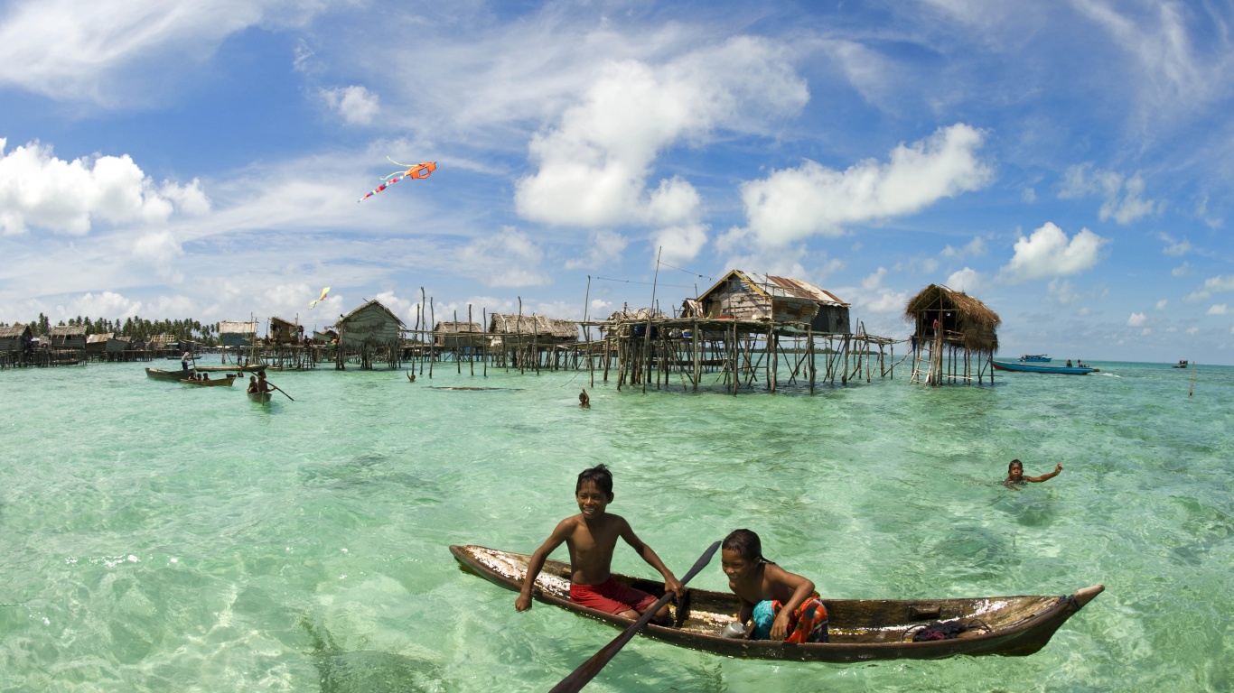 Дети в лодке у поселения туземцев обои
