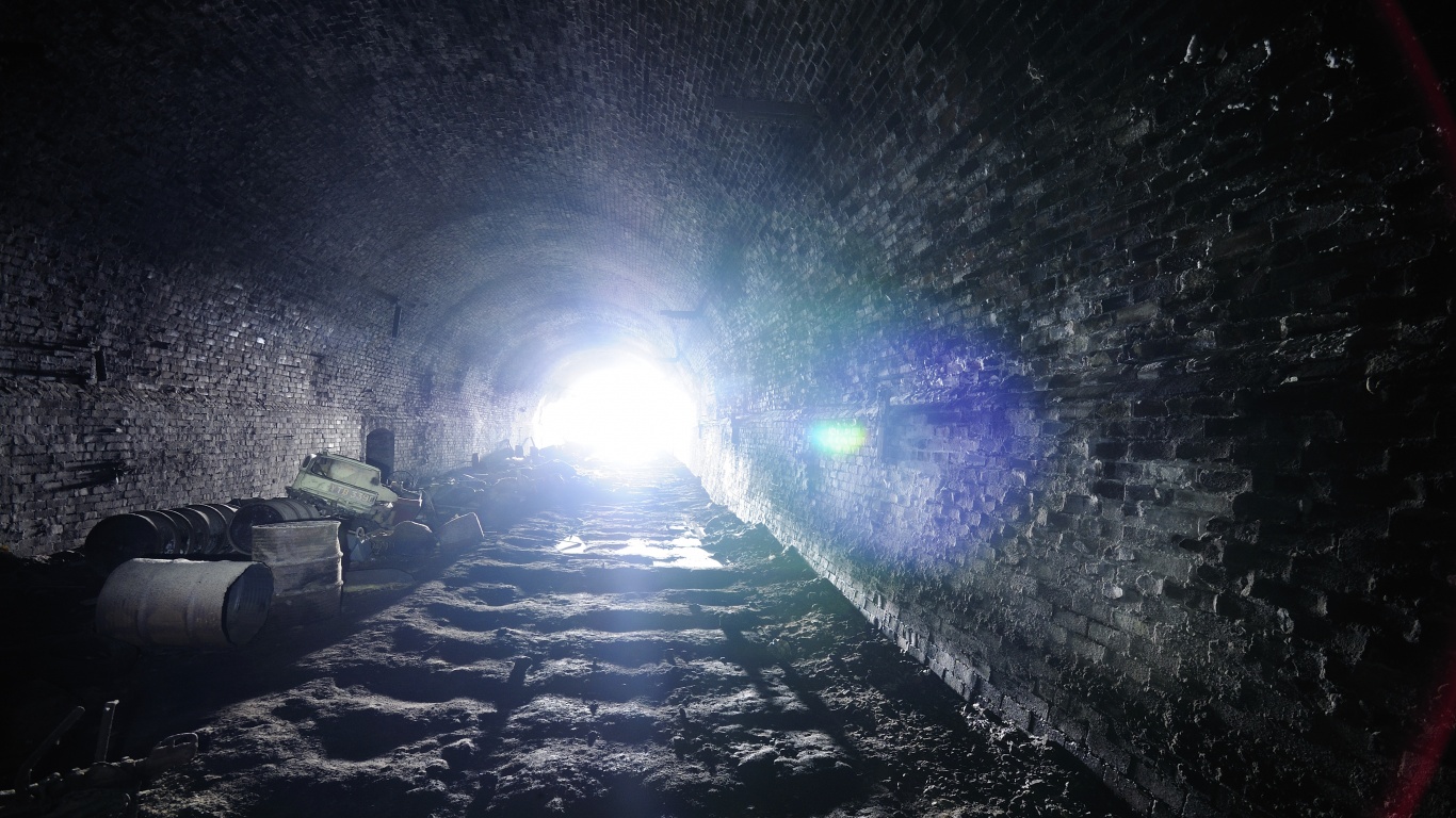 Захламленный тоннель обои