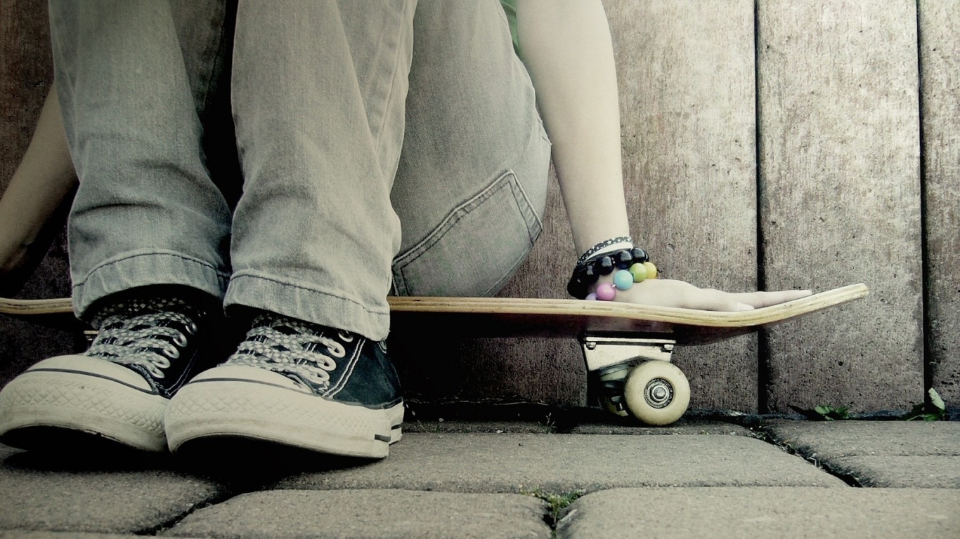 Девушка сидящая на скейте обои