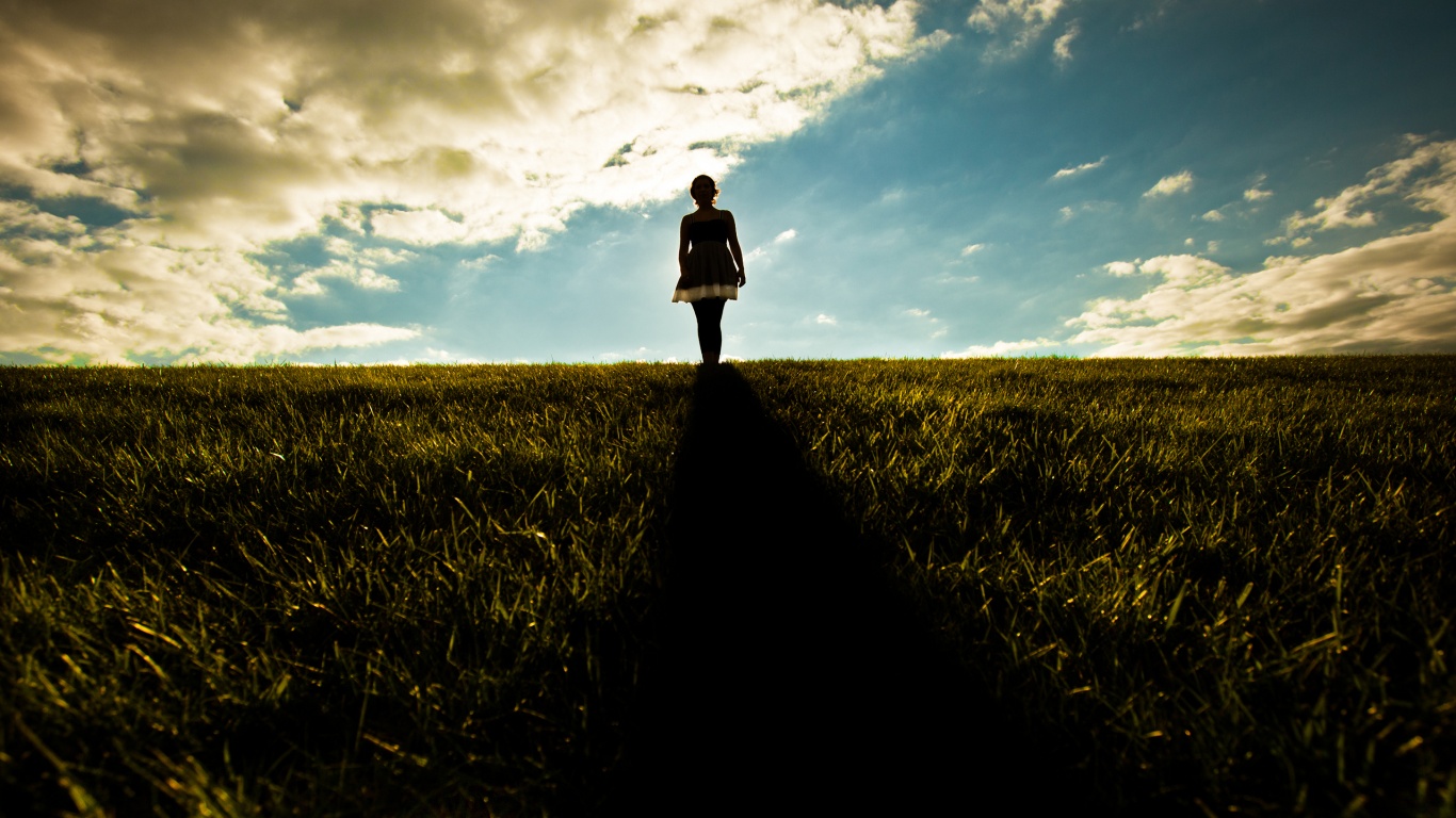 Силуэт девочки на поле обои