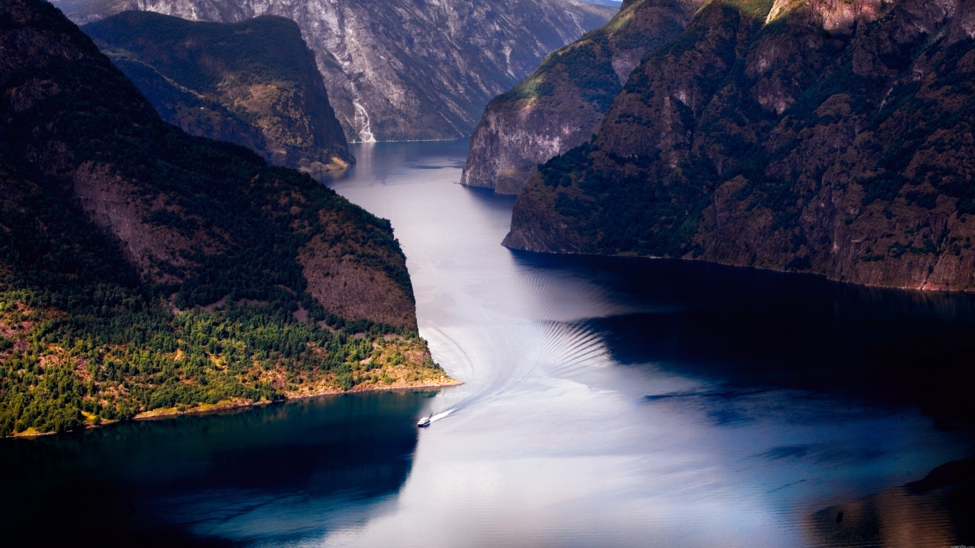 Лодка на реке среди высоких гор обои