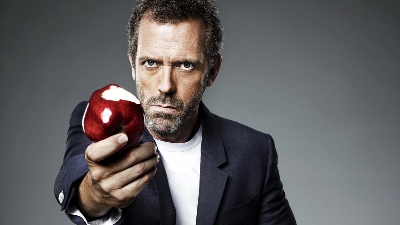 Доктор Хаус с яблоком в руке обои