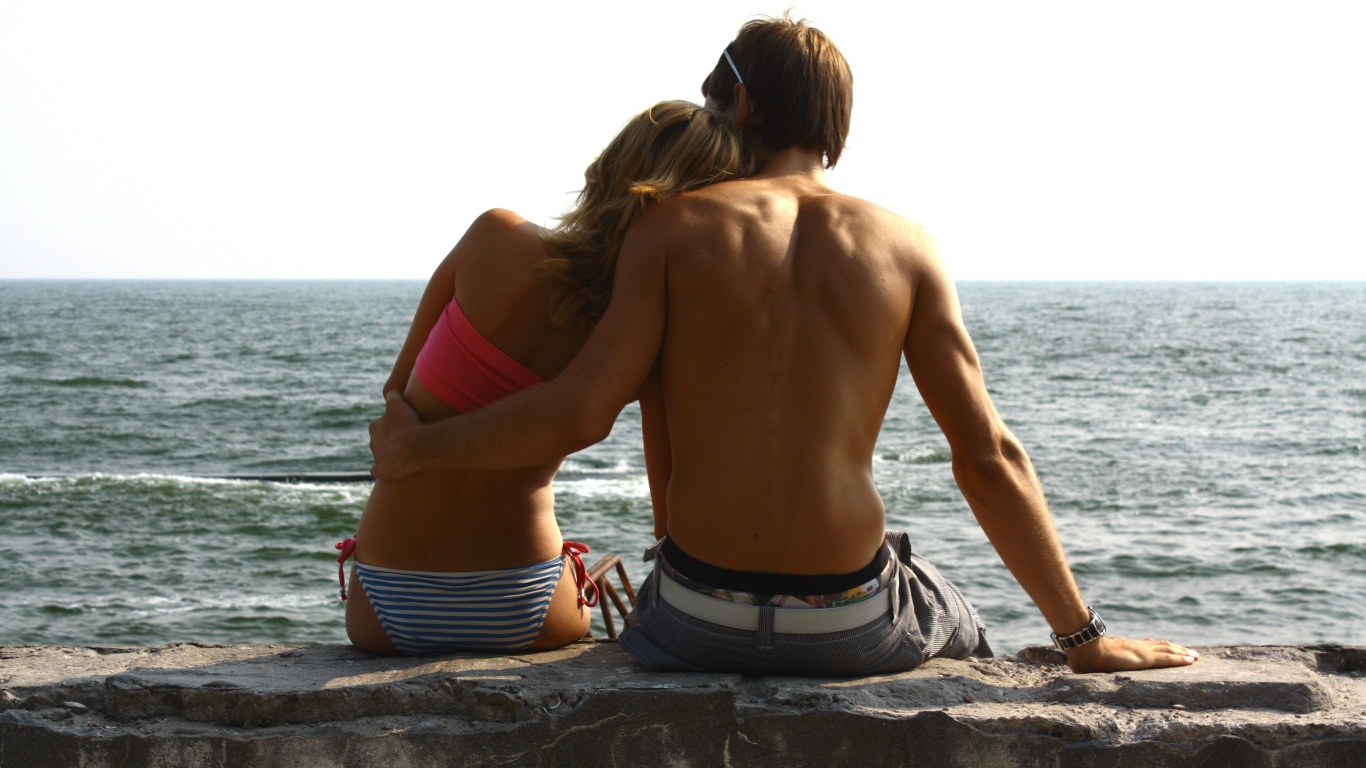 Девушка и парень у моря обои