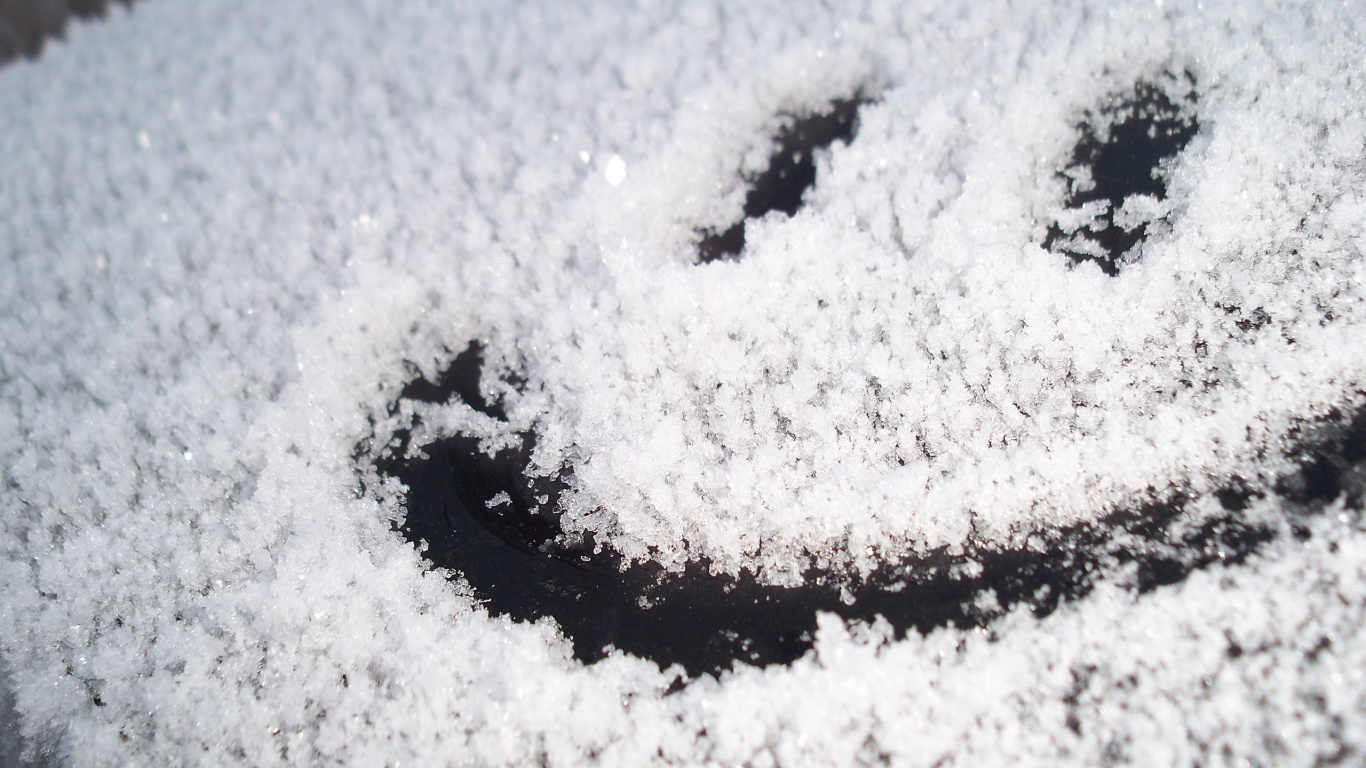 Смайлик на заснеженном стекле обои