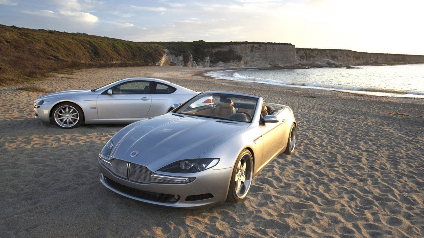 Два спорткара на берегу моря обои