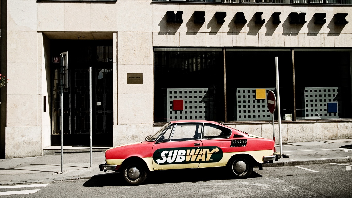Реклама Subway на машине в Праге обои