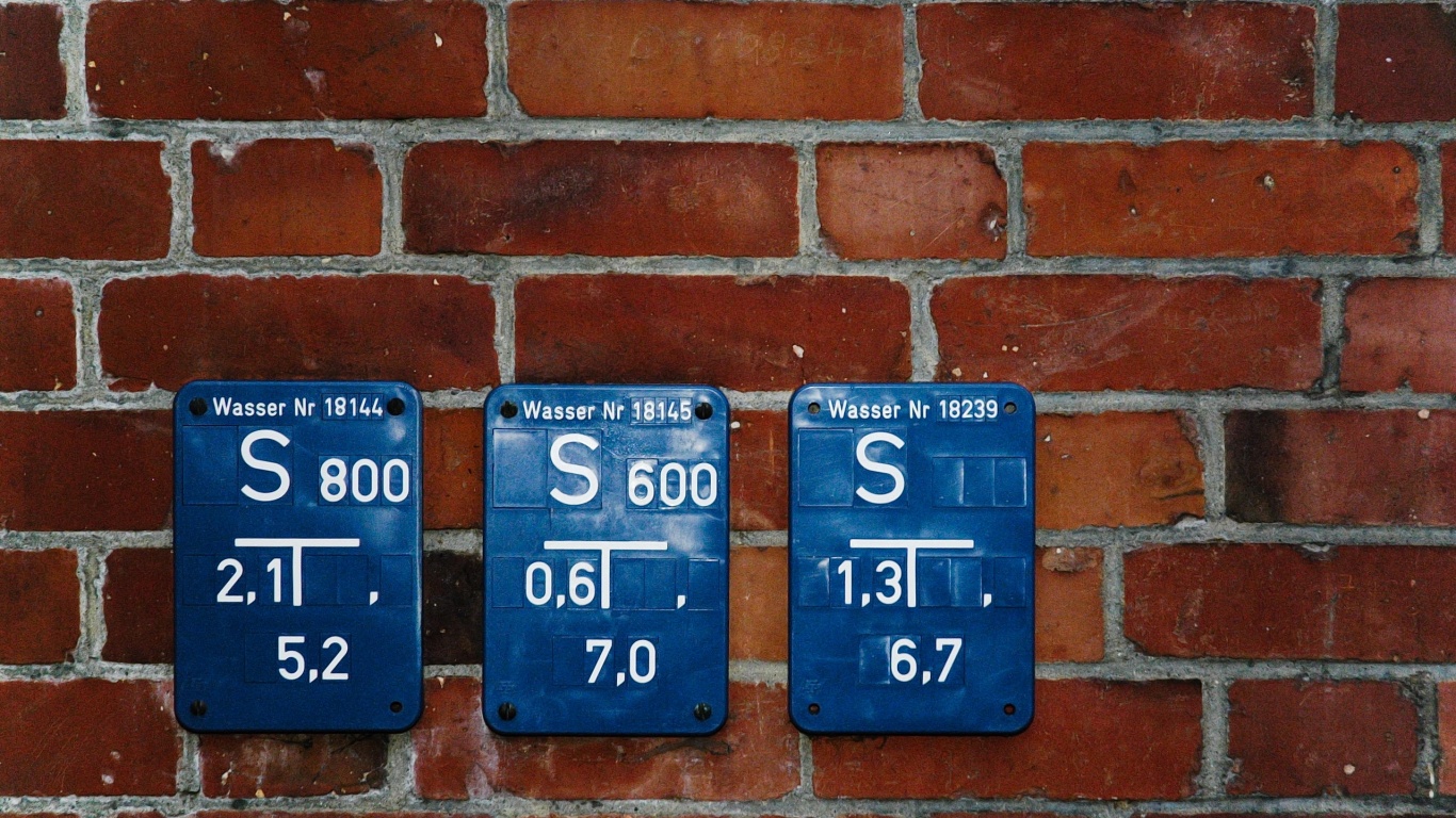 Стена с обозначениями обои