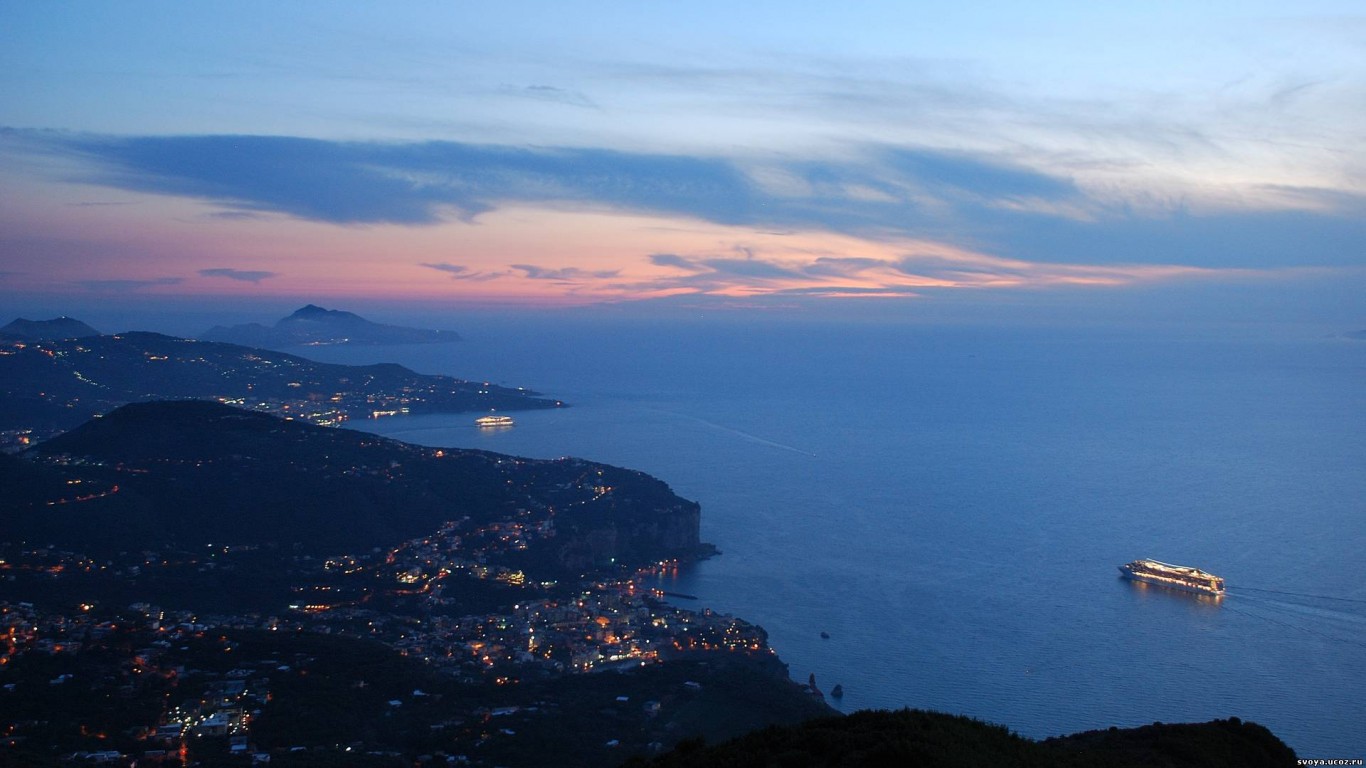 Городок у моря обои