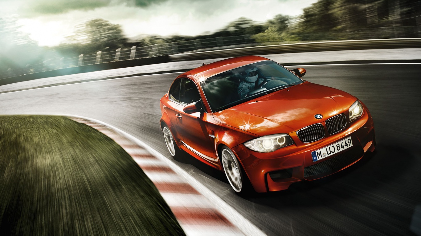 Гонщик за рулем BMW M1 обои