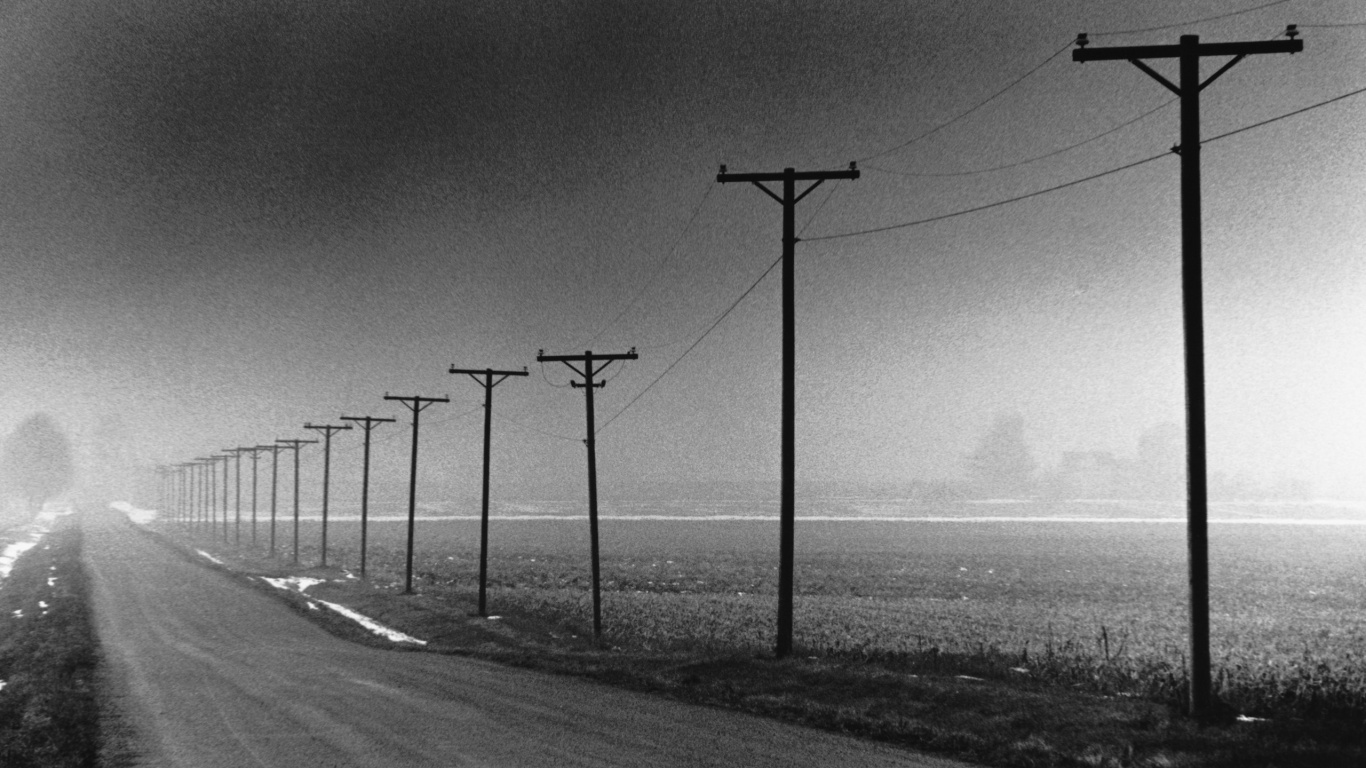 Столбы вдоль дороги обои