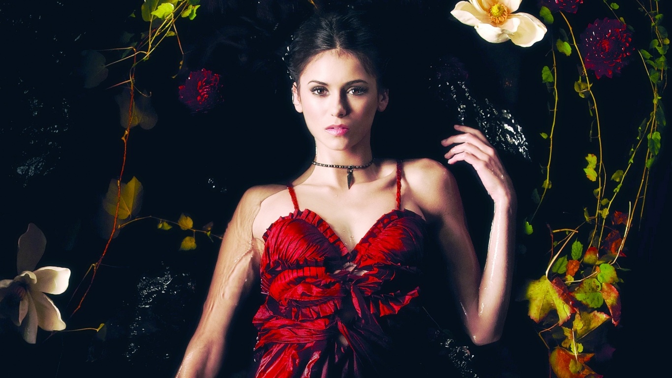 Женщина в красном платье обои