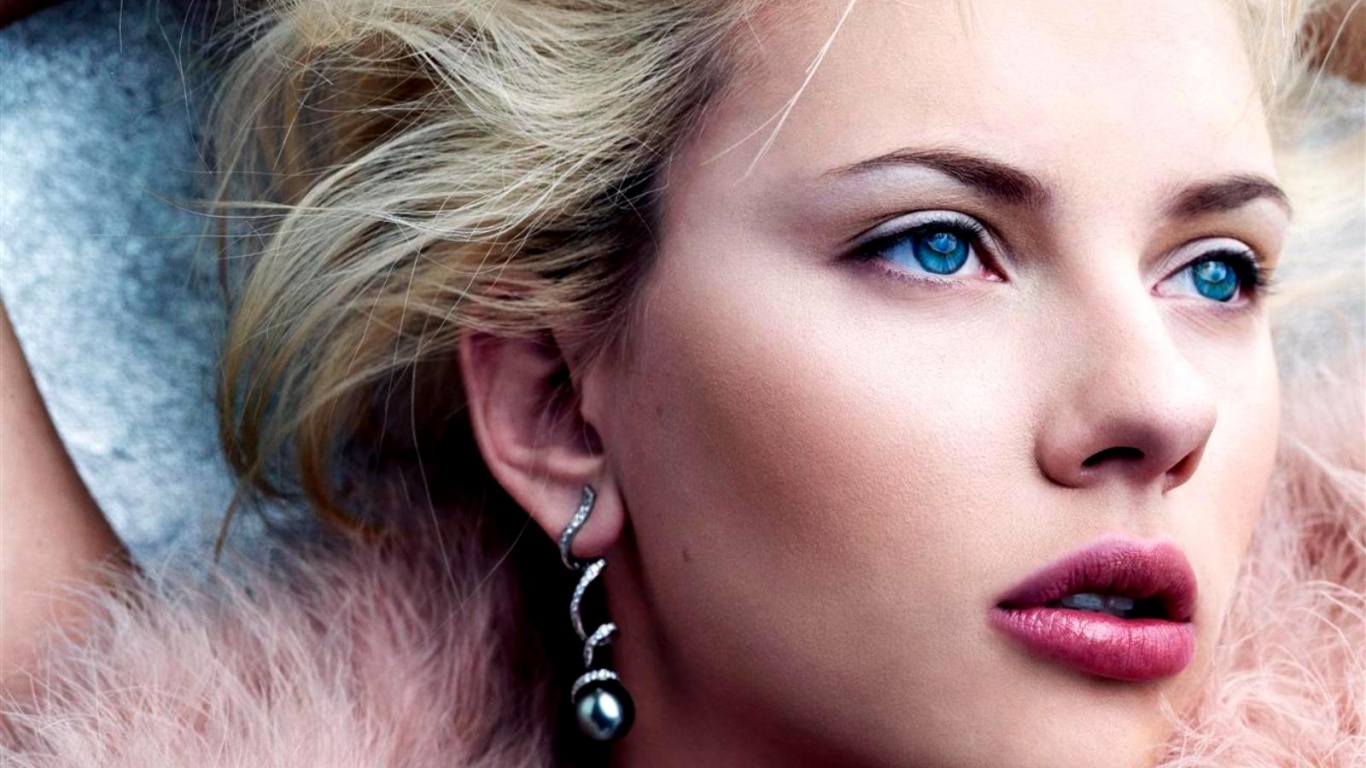 Скарлет Йохансон со змеиными серьгами обои