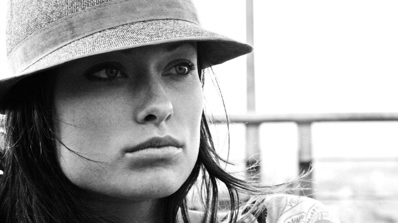 Оливия Уайлд в шикарной шляпе обои