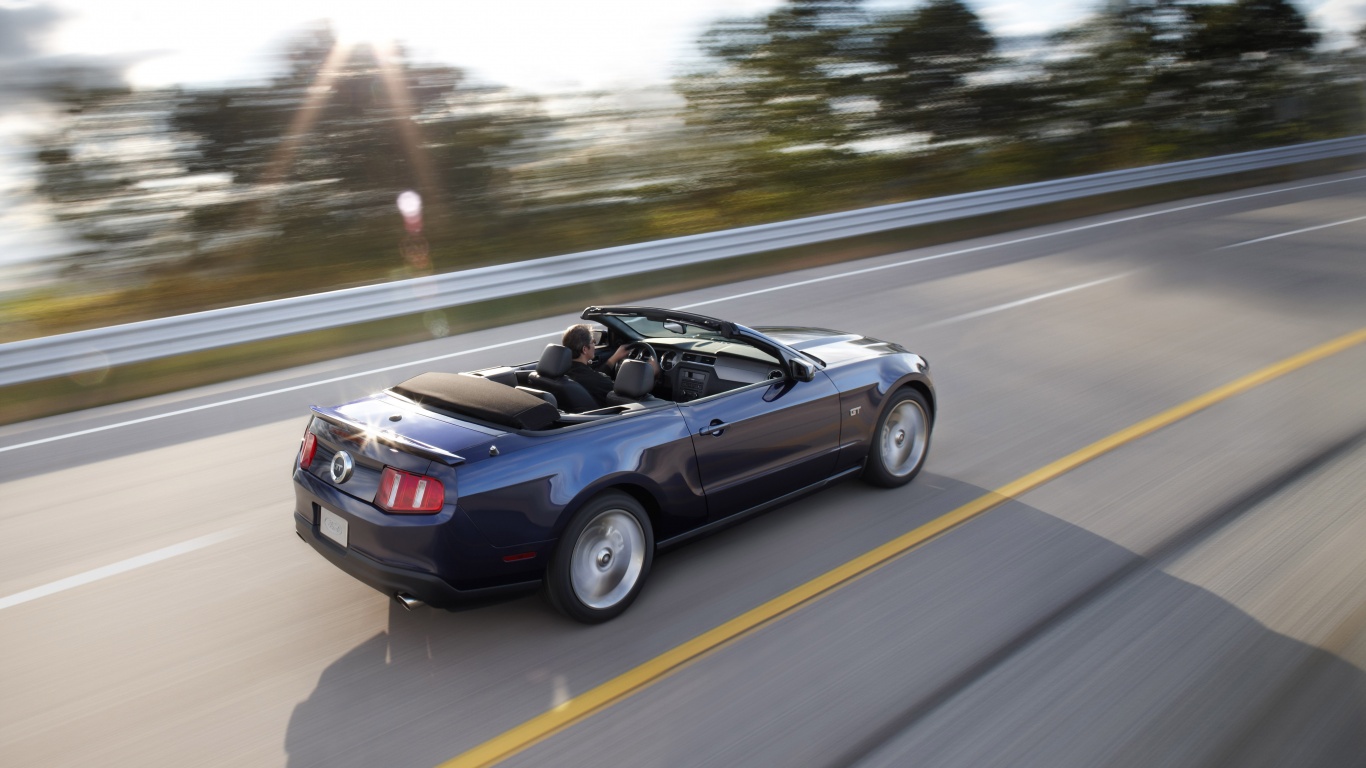 Машина на трассе обои