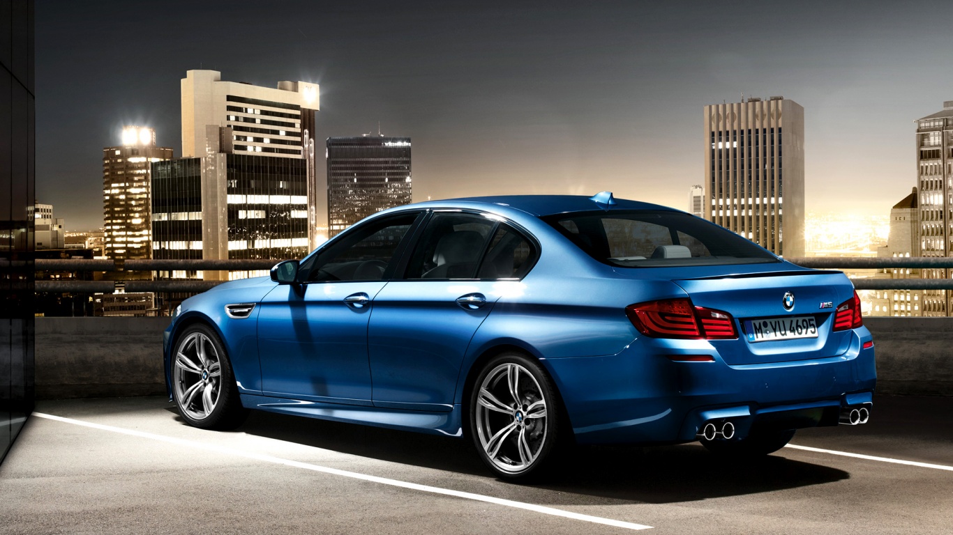 BMW F10 на городской парковке обои