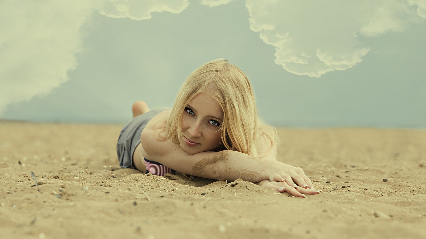 Девушка на песке обои