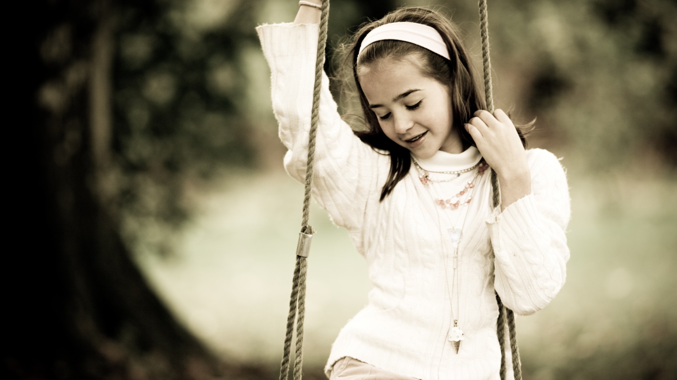 Девочка на качелях обои