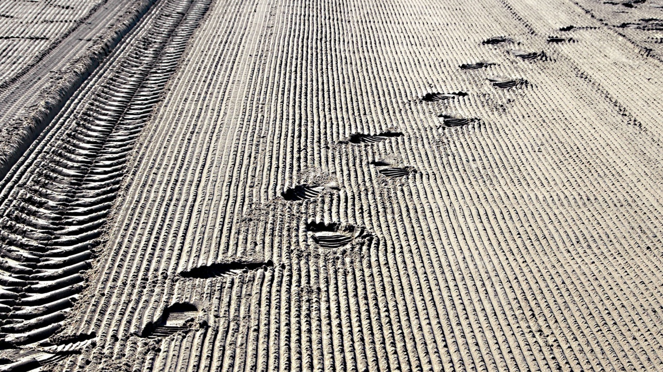 Следы на песке обои