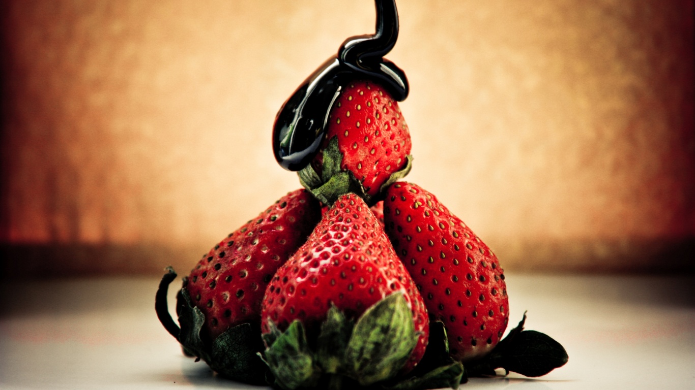 Аппетитная клубничка с шоколадом обои