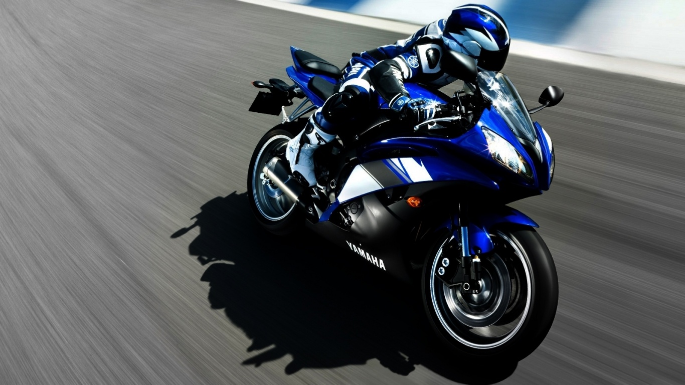 Мотоциклист на трассе обои