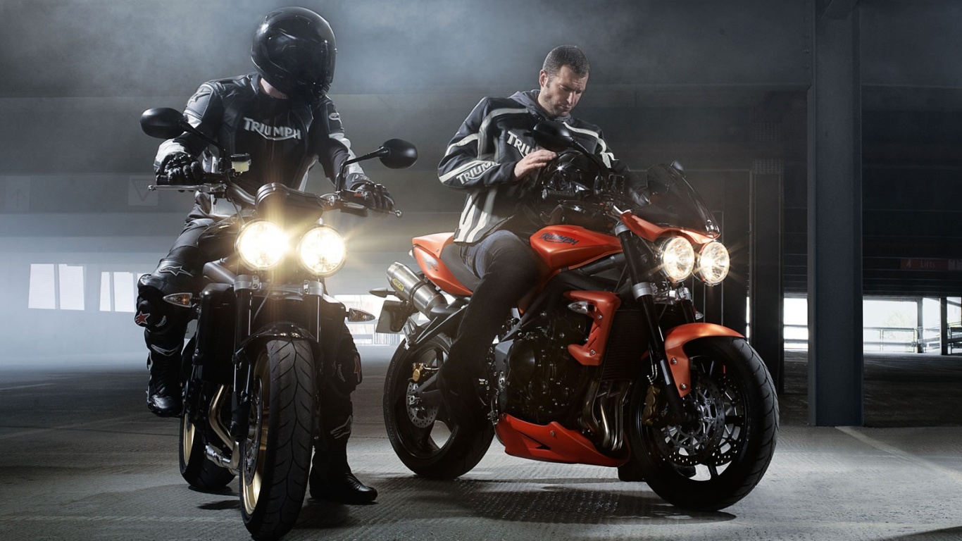 Мотоциклисты на парковке обои