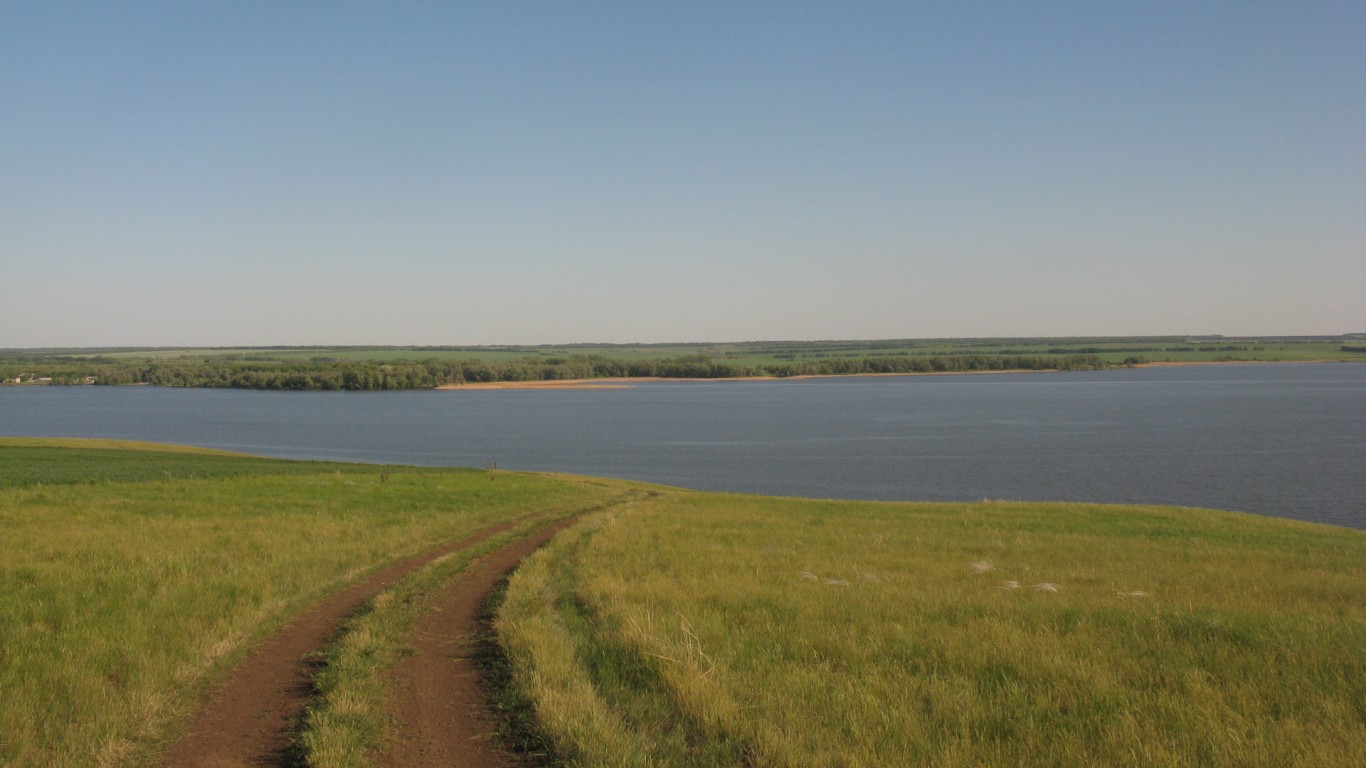 Дорога спускается к воде обои
